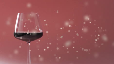 Komposit-Aus-Einem-Glas-Rotwein-über-Lichtflecken-Auf-Rotem-Hintergrund