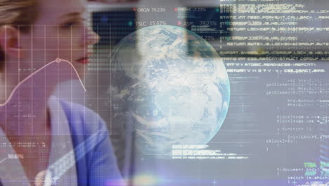 procesamiento de datos del mercado de valores sobre un globo giratorio contra una mujer de negocios caucásica sentada en el aeropuerto