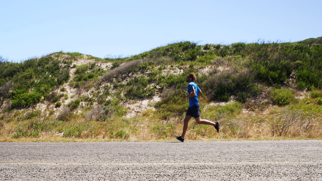 hombre triatleta corriendo en el camino del campo