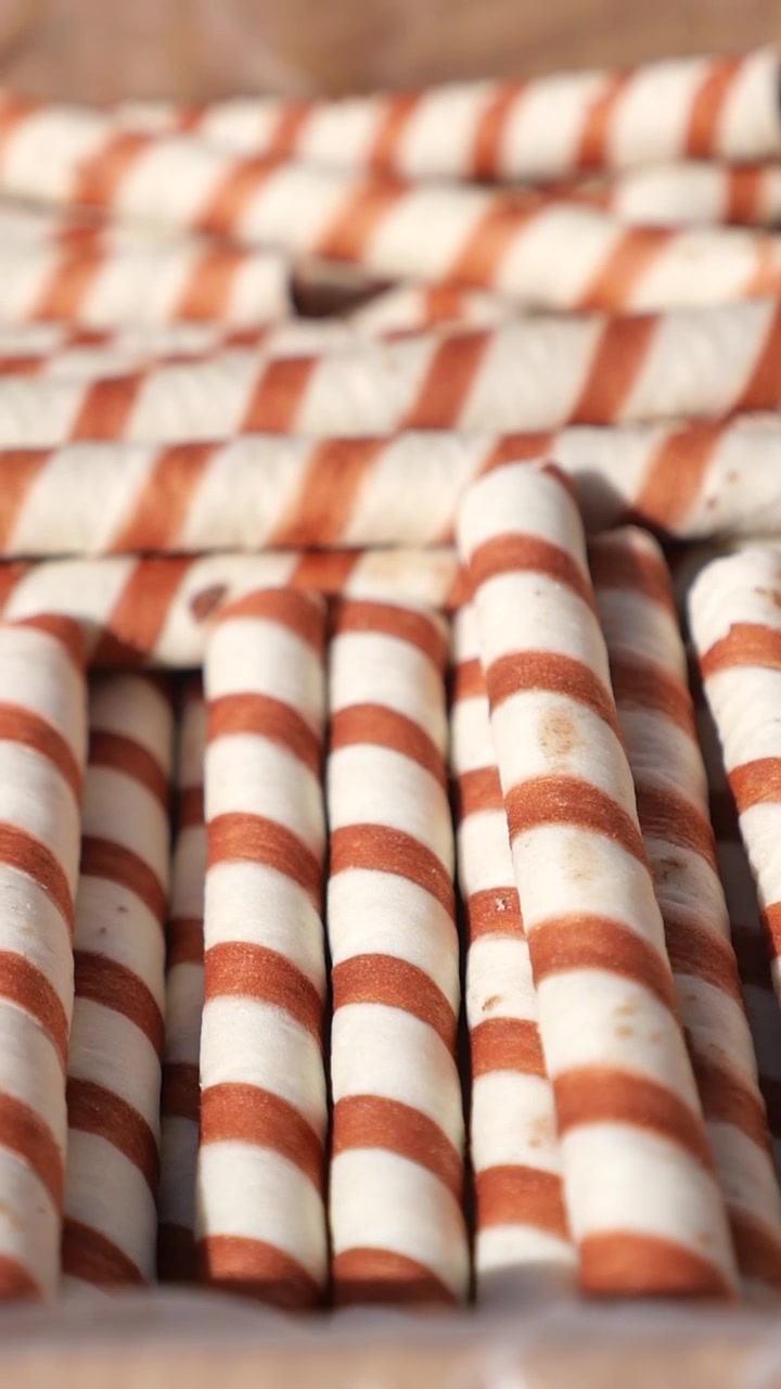 Primo piano di rotoli di wafer al cioccolato a strisce