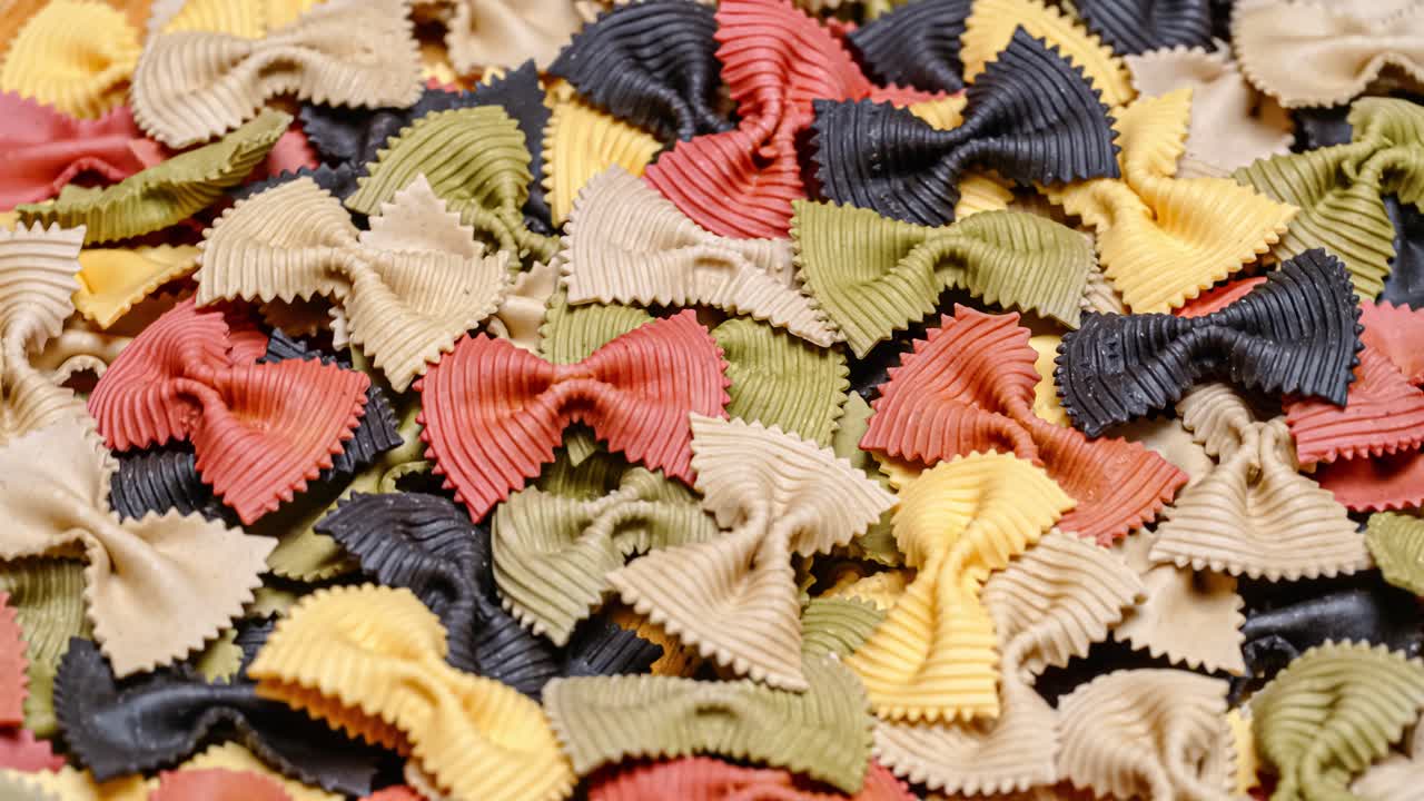 el fondo de pasta de la corbata farfalle de pasta de color.