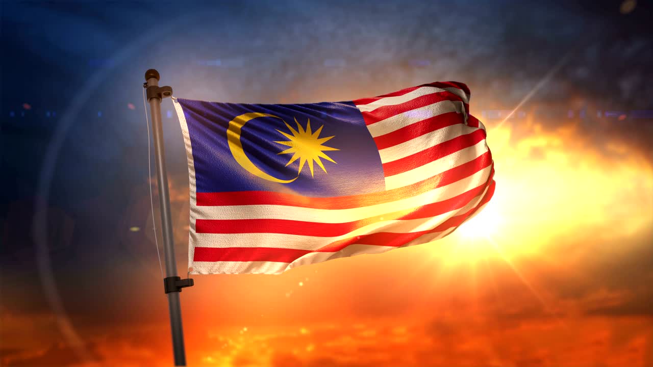 Bandiera della Malesia retroilluminata all'alba splendida, loop in slow motion 4K.