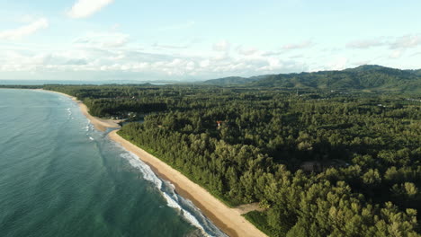 Vista-Aérea-De-La-Costa-De-La-Playa-De-Khao-Lak-En-Tailandia,-Con-Aguas-Turquesas-Y-Exuberante-Vegetación-Tropical