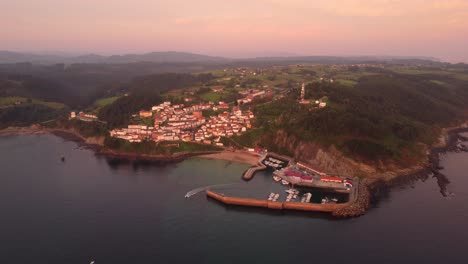 Vista-De-Drones-Del-Pequeño-Pueblo-De-Lastres-En-El-Acantilado-Costa-Tradicional-Del-Norte-De-España-En-La-Región-De-Asturias