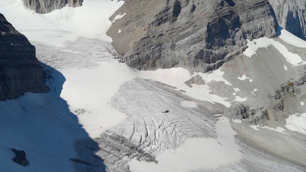 캐나다 록키 산맥의 스릴 넘치는 헬리콥터 투어, 눈 덮인 봉우리, 빙하, 강 및 숲의 숨막히는 공중 전망