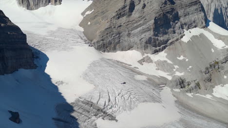 un emocionante recorrido en helicóptero por las montañas rocosas canadienses, impresionantes vistas aéreas de picos nevados, glaciares, ríos y bosques