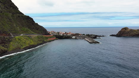 hiperlapso de drones a lo largo de la costa hacia el puerto de porto moniz, madeira