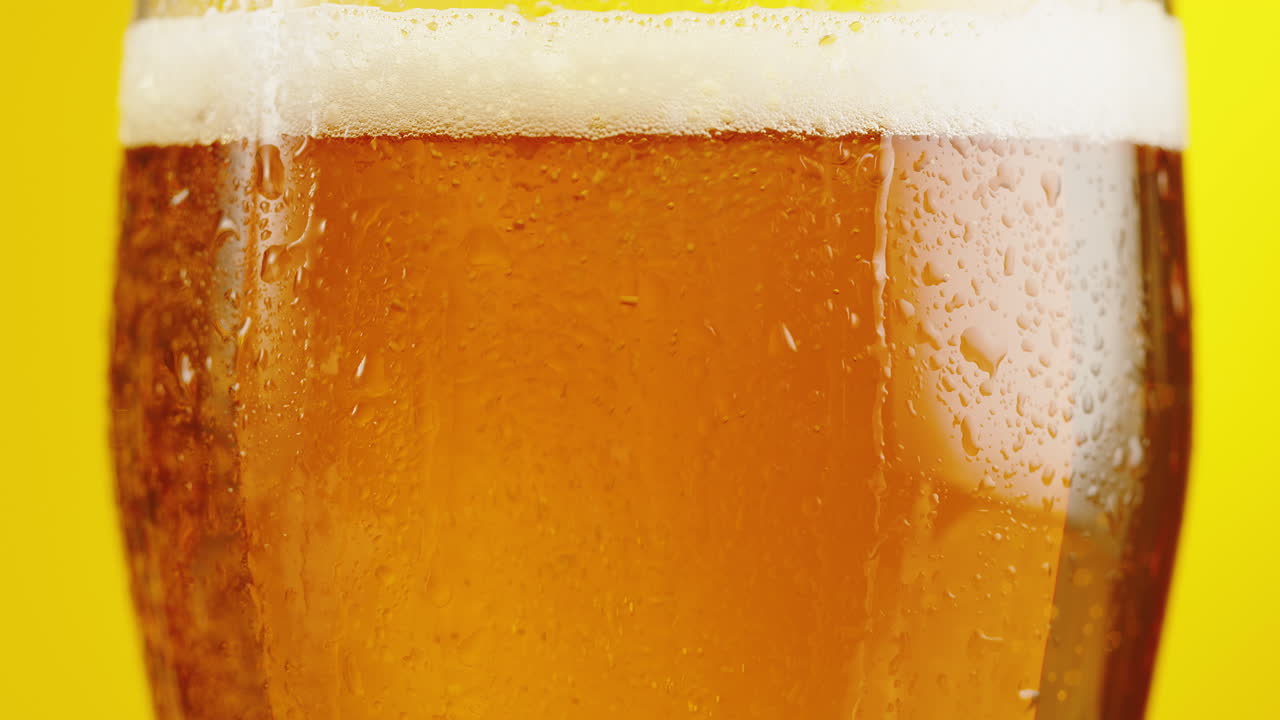 cerveza fría en un vaso