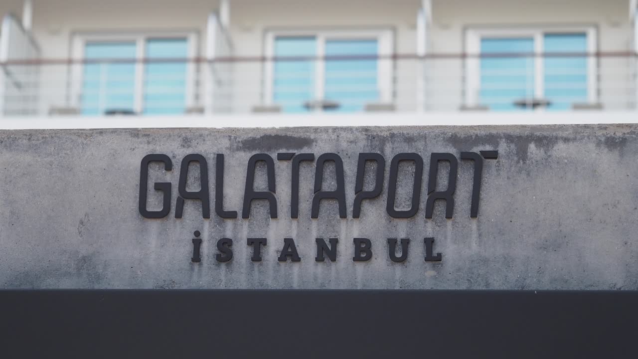 el letrero de galataport en estambul