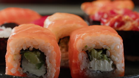 primer plano de varios rollos de sushi