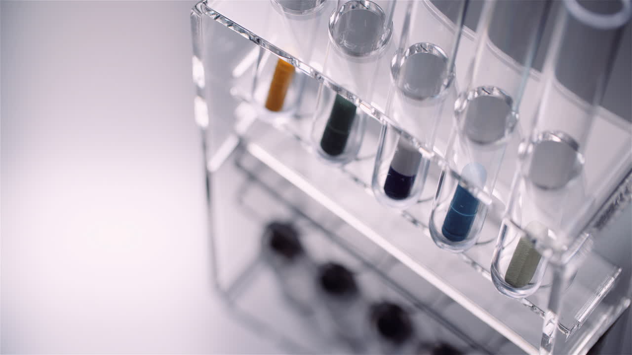 Provette riempite con pillole e farmaci 5