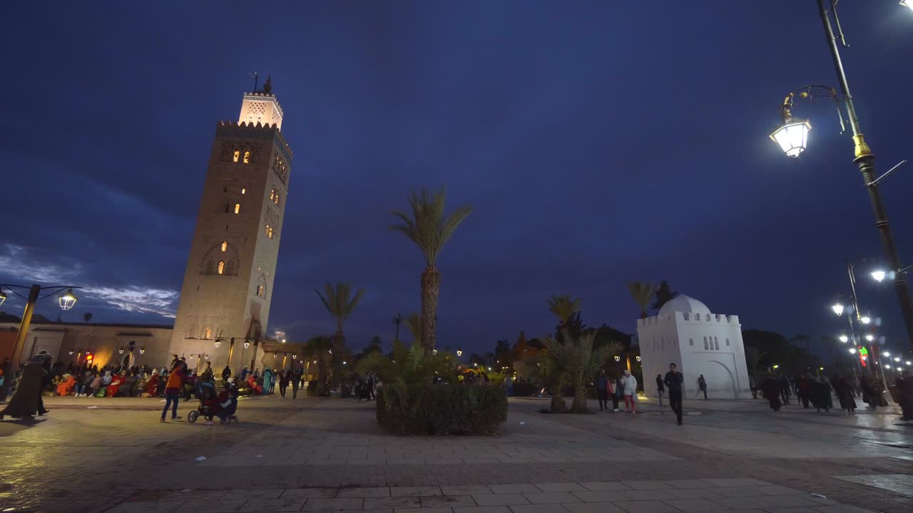 la mezquita de koutoubia en marrakech, marruecos. imágenes de video en 4k