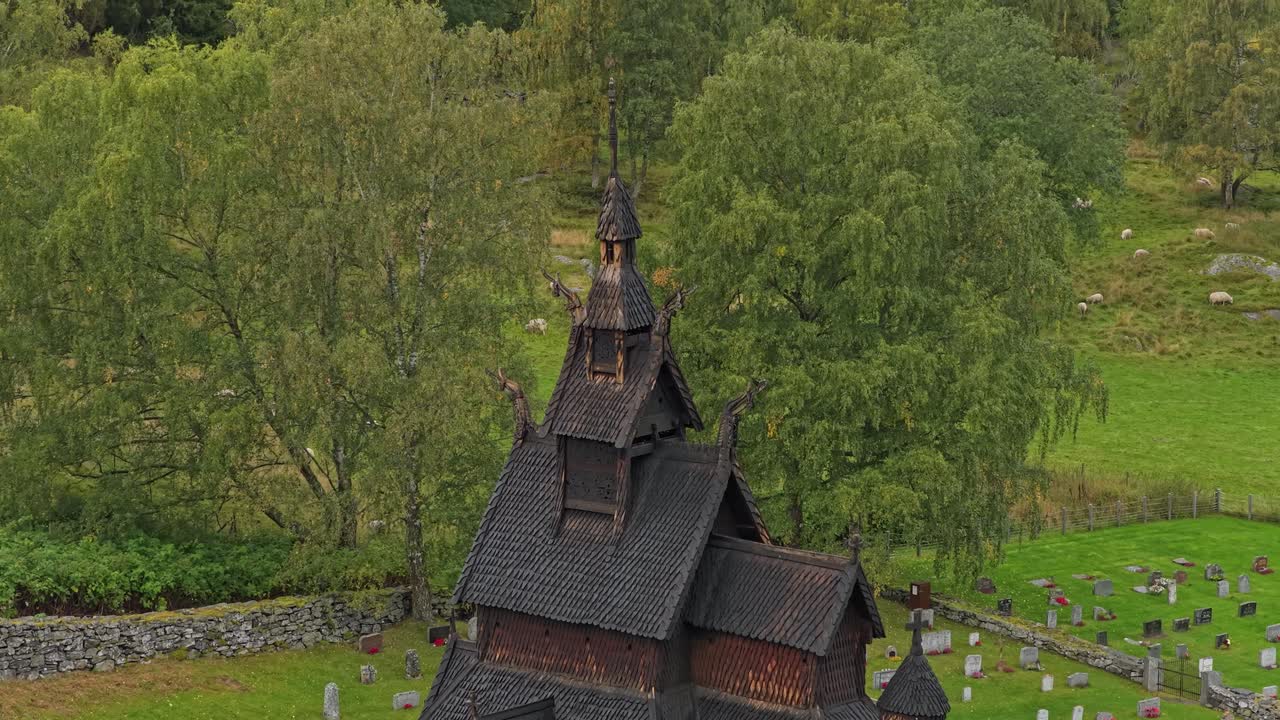 Karmaşık ahşap özelliklere sahip tarihi Borgund Dikme Kilisesi'nin havadan görünümü, Norveç