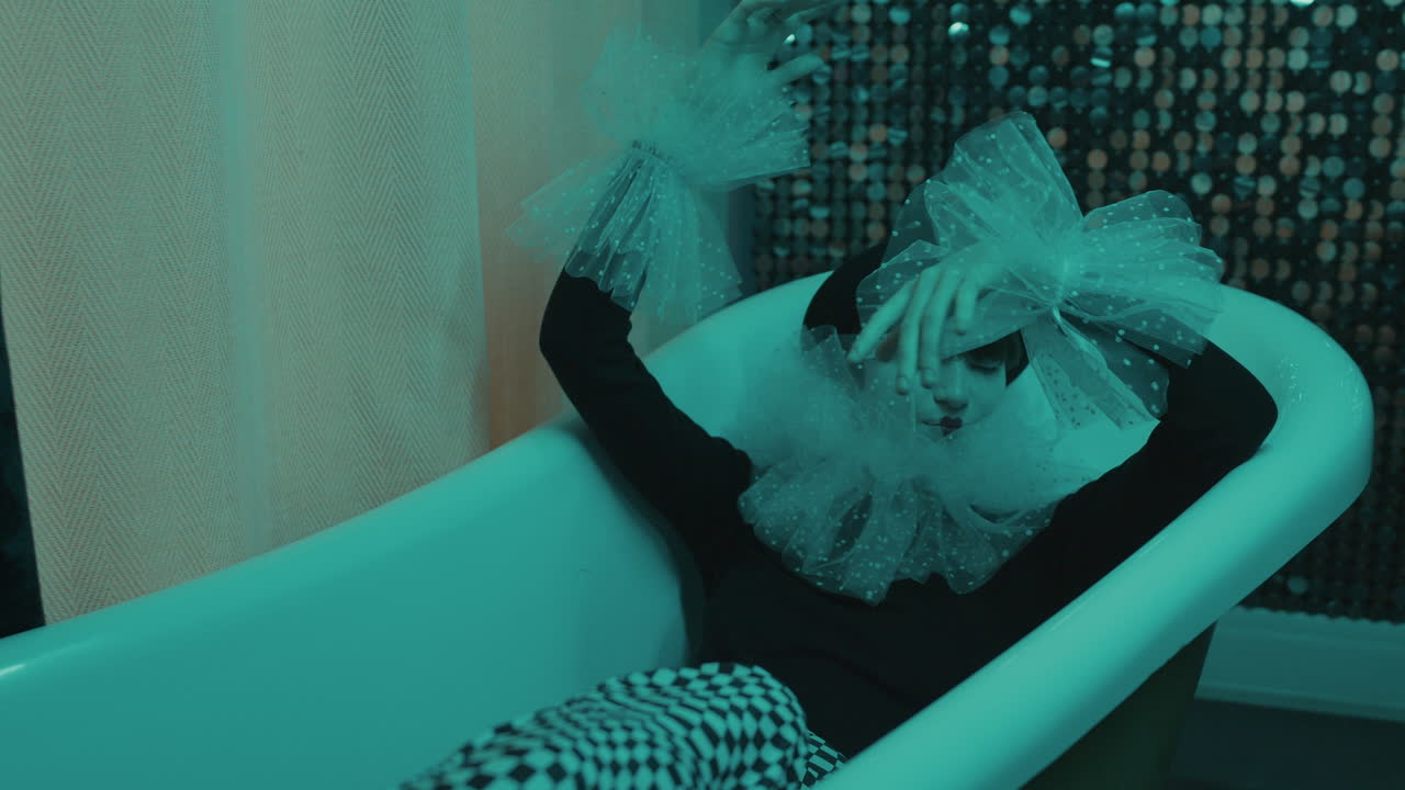 목욕탕에 있는 젊은 여성.