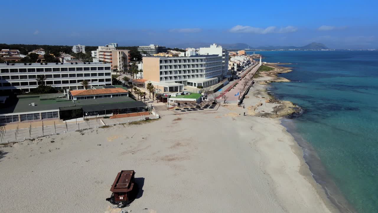 캔 피카포르트 (mallorca) 의 놀라운 해변을 발견하십시오. 산 바울로 (son baulo) 의 평온한 해안선과 활기찬 분위기를 보여줍니다. 바다 에서 빛 아래 완벽한 하루를 즐기십시오.