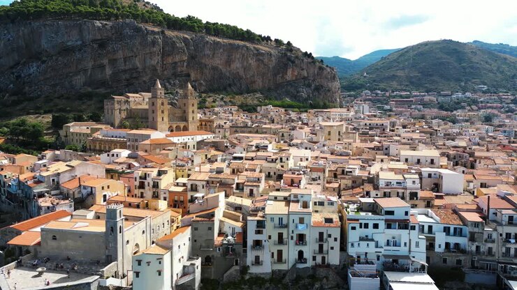 Tre riprese aeree di Cefalù, la città costiera in Sicilia, Italia meridionale.