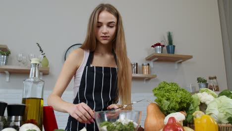 mujer vegana buscando receta culinaria en línea en el teléfono móvil. cocinando ensalada con verduras crudas