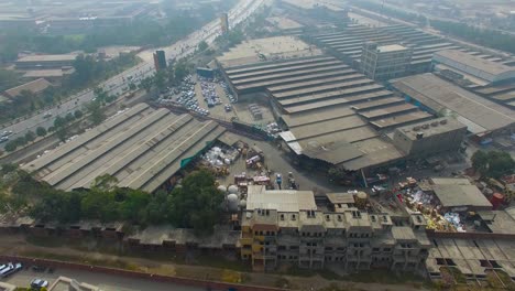 una vista superior de la fábrica con una concurrida carretera de bombay, india, luz solar en el techo de la fábrica