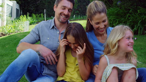 familia feliz en el jardín