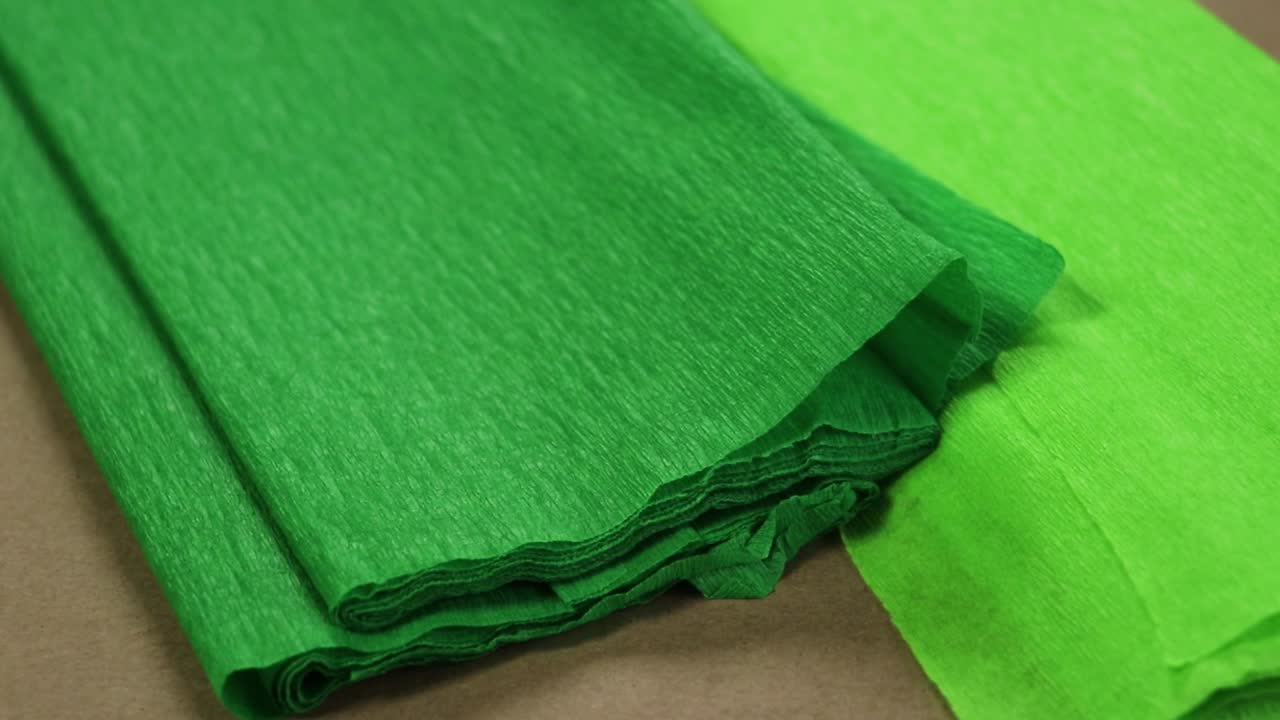 Papel crepom verde claro e verde brilhante.