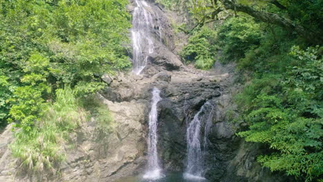 Toma-De-Pedestal-De-Una-Pequeña-Cascada-En-Medio-Del-Bosque