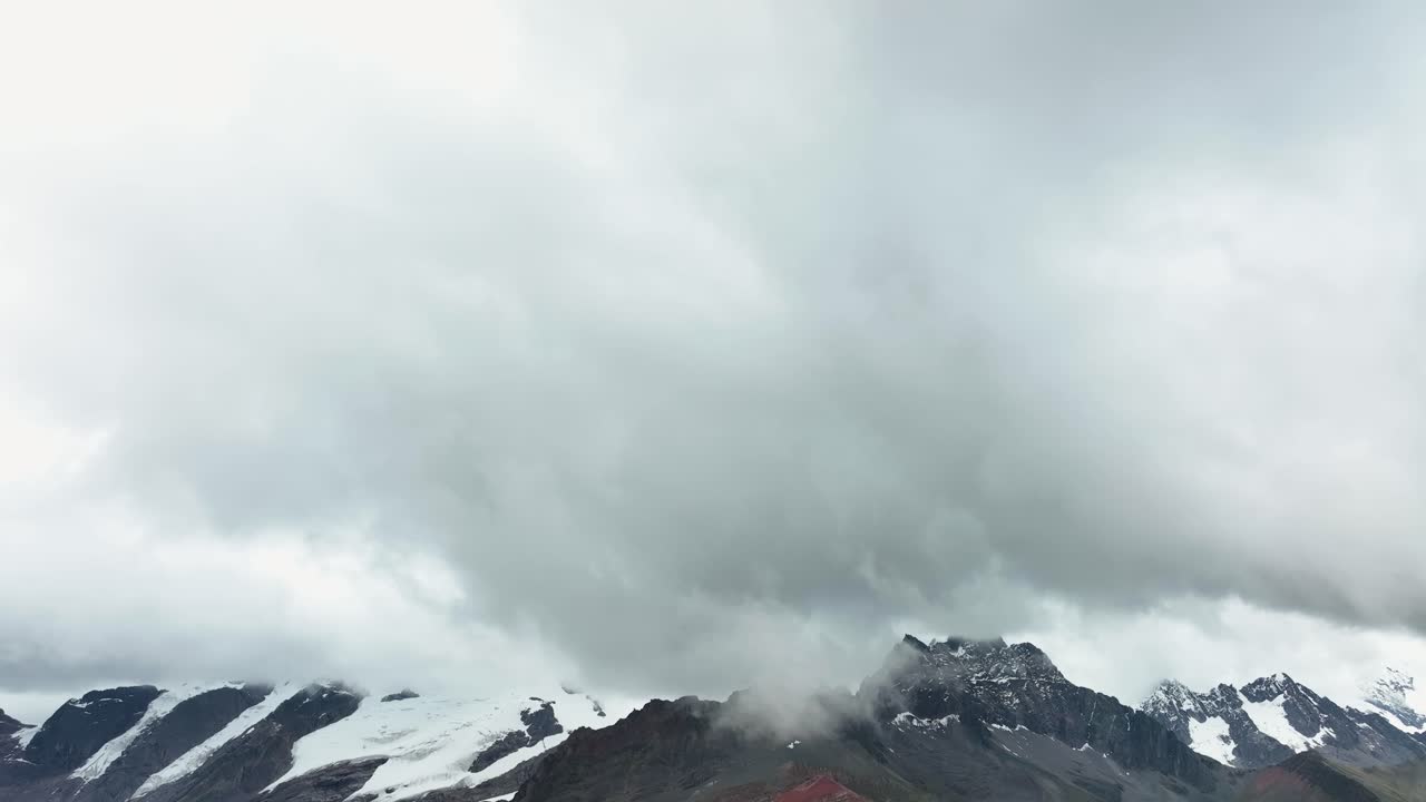 무지개 산, 비니쿤카, 쿠스코 지역, 페루의 공중 비행 드론 보기