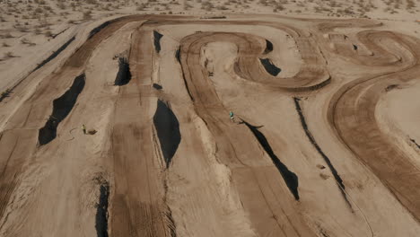 piloto de motocross en circuito offroad, desierto de mojave de california, alta vista aérea