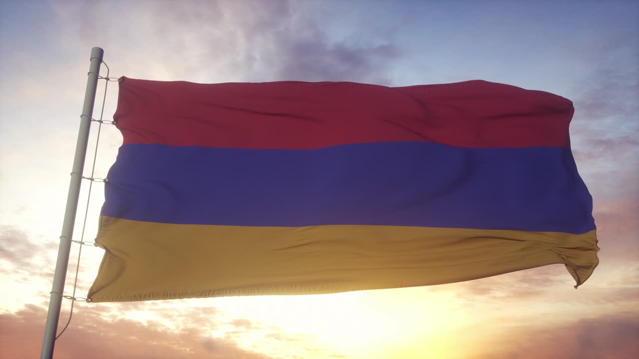 Bandeira da Armênia tremulando ao vento, com o céu e o sol ao fundo