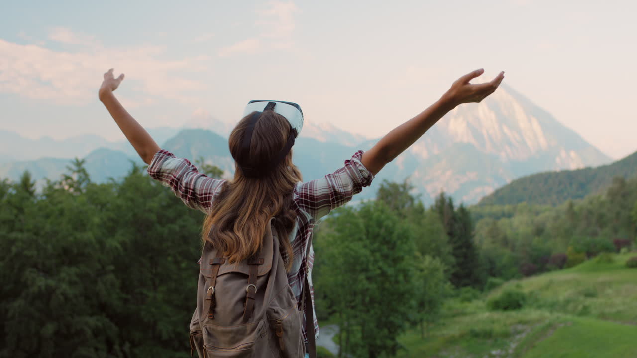 женщина играет в очки. играет в очки.