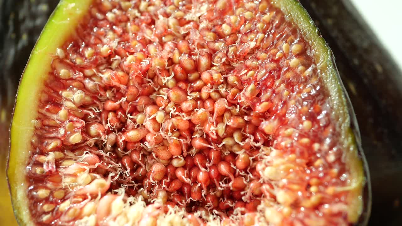 higo en un tablero de madera sobre fondo blanco,