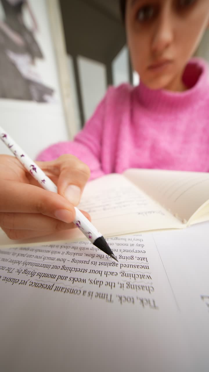 Giovane donna che scrive e studia su un quaderno