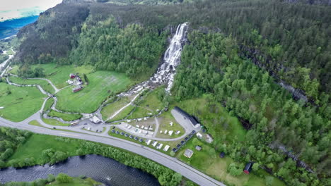 Luftaufnahmen-Vom-Tvindefossen-Wasserfall,-Norwegen