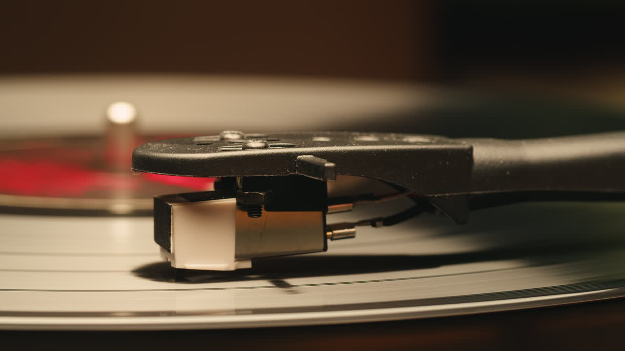 Primo piano di un giradischi che riproduce un disco in vinile