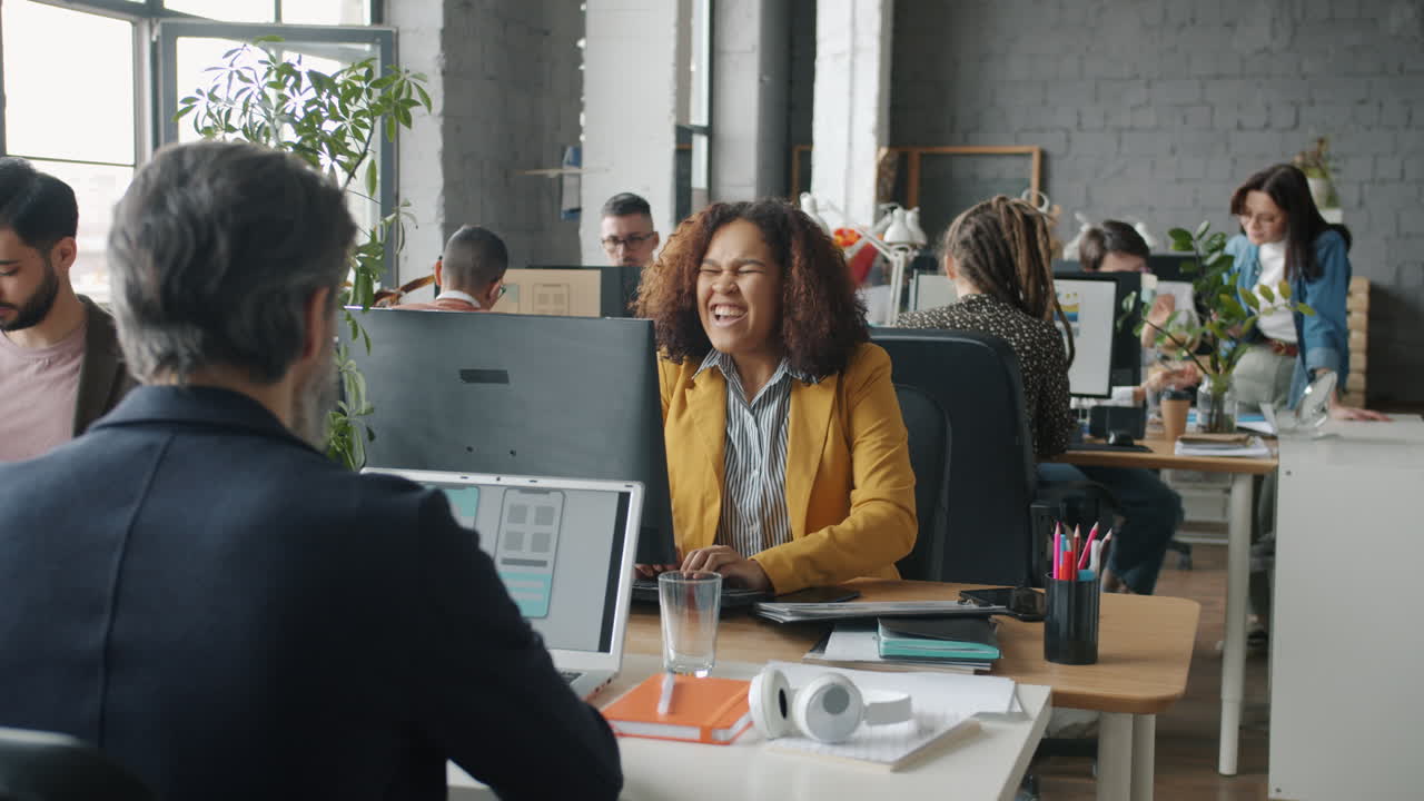 equipo celebrando el éxito en una oficina moderna