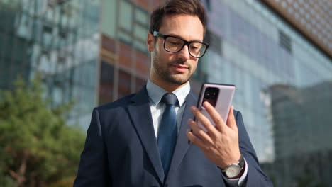 hombre de negocios usando samsung s23 ultra teléfono inteligente al aire libre en un día soleado