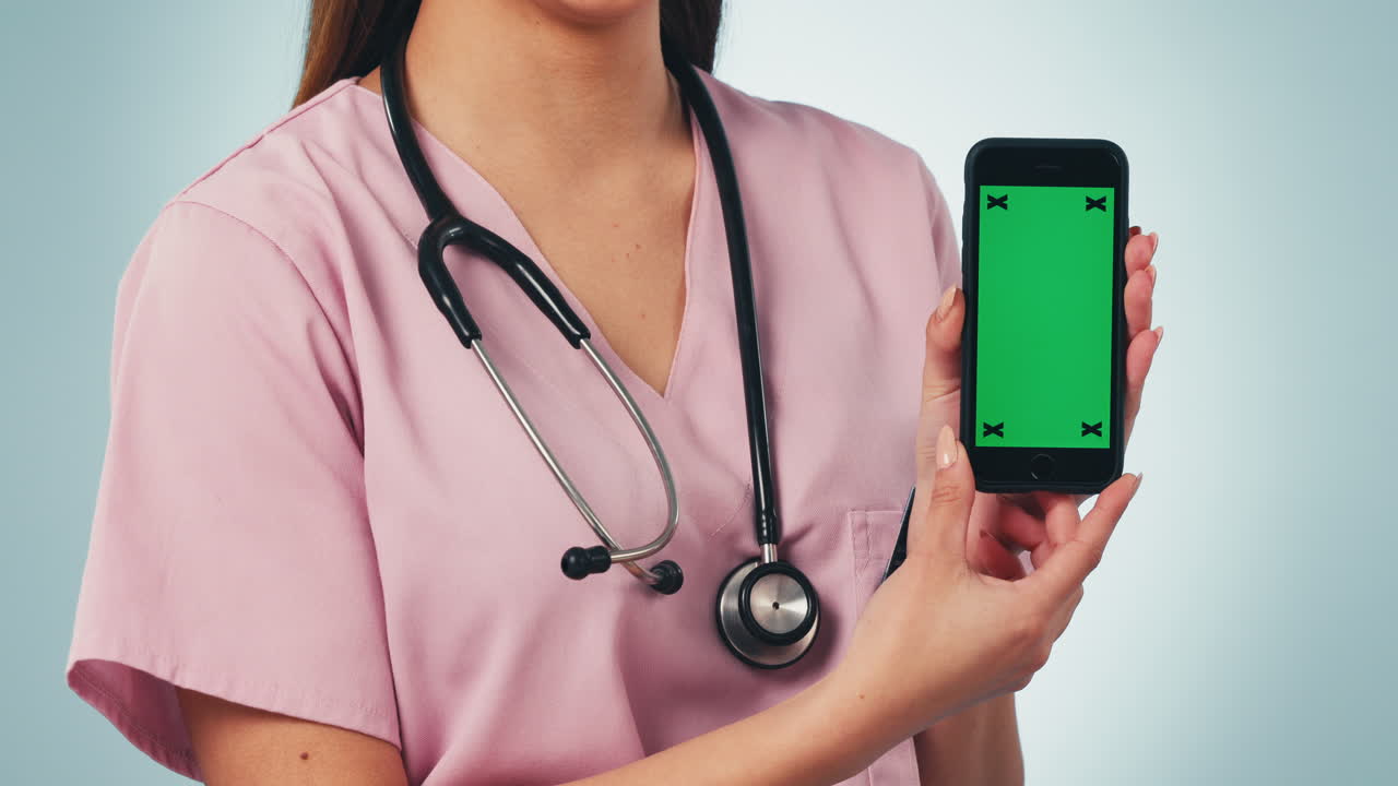 Enfermera, pulgares arriba con teléfono
