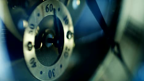 el mecanismo del reloj antiguo: mecanismo, manillas, rueda- macro