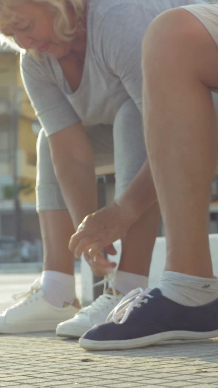 Persone che si allacciano le scarpe
