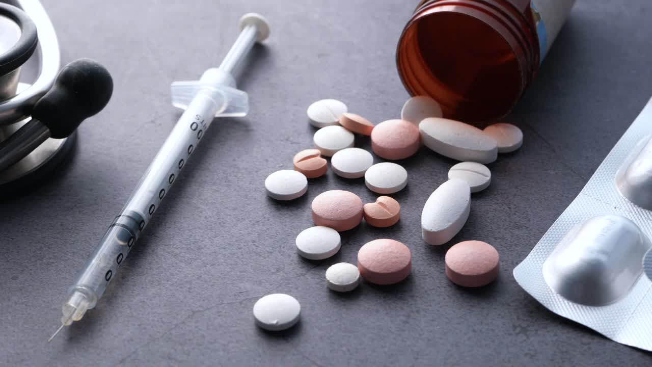 어두운 표면에 의료 용품과 약을 놓습니다.