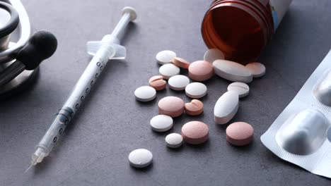 suministros médicos y pastillas en una superficie oscura