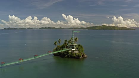 Perspektive-Drohnenaufnahme-Der-Hängebrücke-Von-Bacuag-Und-Der-Krakeninsel