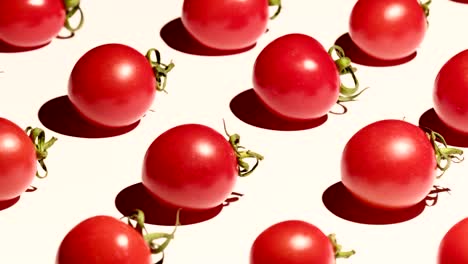 tomates cereza girando sobre un fondo blanco