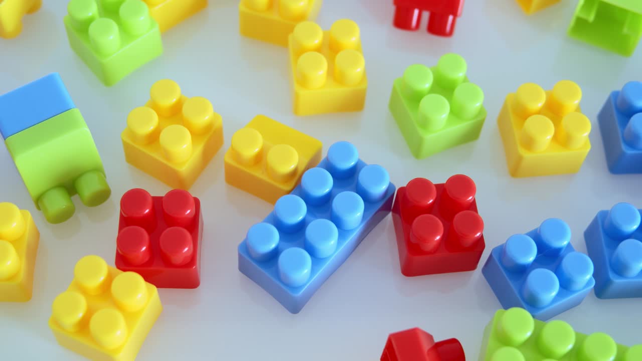 bloques de construcción de plástico aislados sobre un fondo blanco