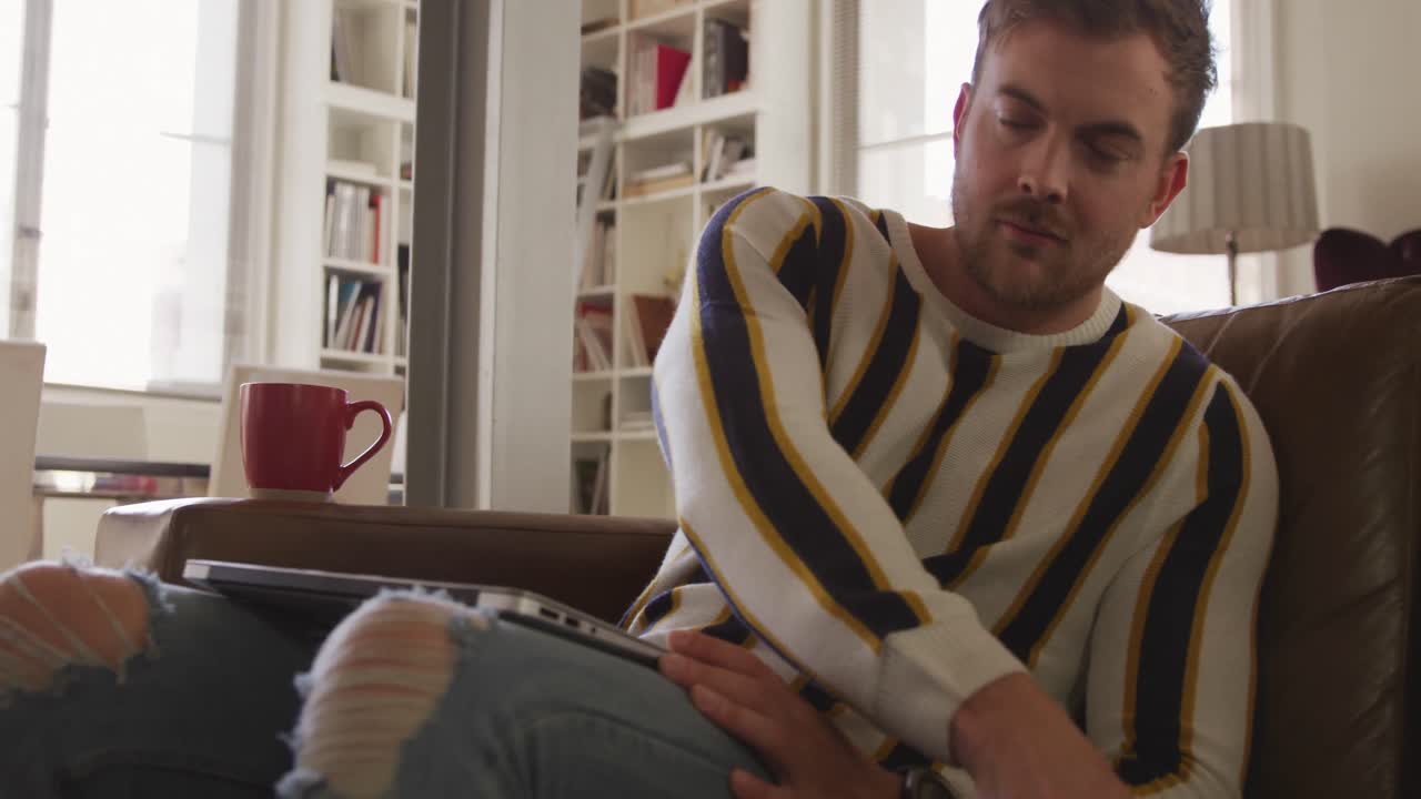 hombre caucásico en distanciamiento social en su sofá en casa