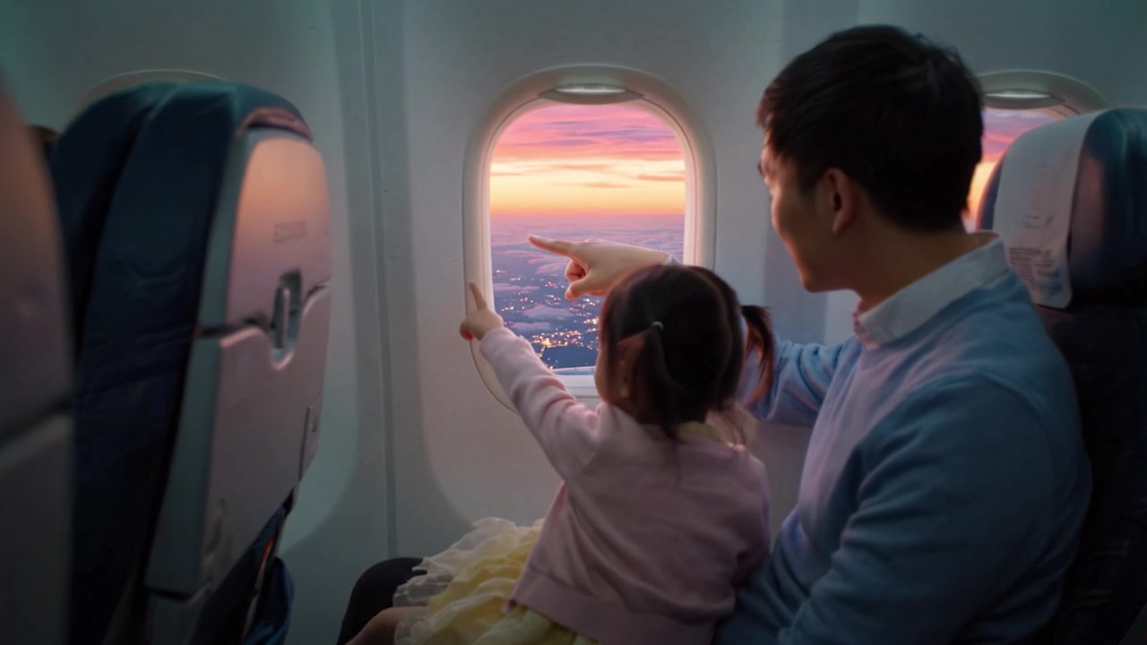 Un'Esperienza di Legame Familiare Durante il Tramonto in un Viaggio in Aereo, Osservando Insieme il Bellissimo Cielo Attraverso il Finestrino e Condividendo Momenti Preziosi
