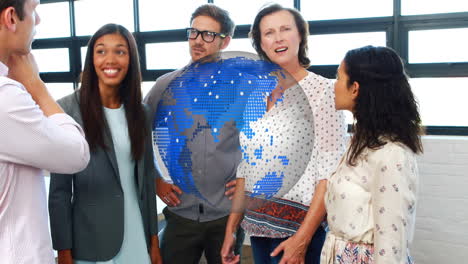 animación de un globo giratorio sobre un grupo feliz de diversos colegas de negocios hablando en la oficina