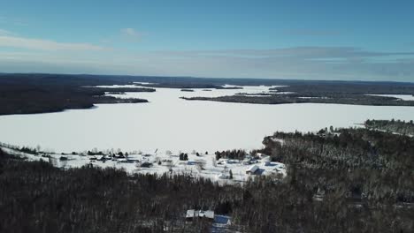 Wunderschöne-Weite-Landschaft-Kanadas-Im-Winter-Drohne-4k-Luftaufnahme-Eines-Gefrorenen-Sees