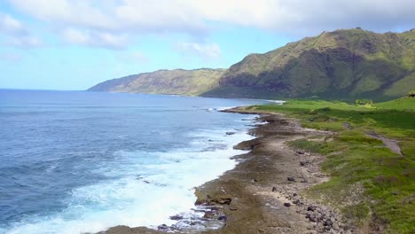 Oahu-Hawaii-west-side-reveal-of-crashing-ocean-waves-on-beach