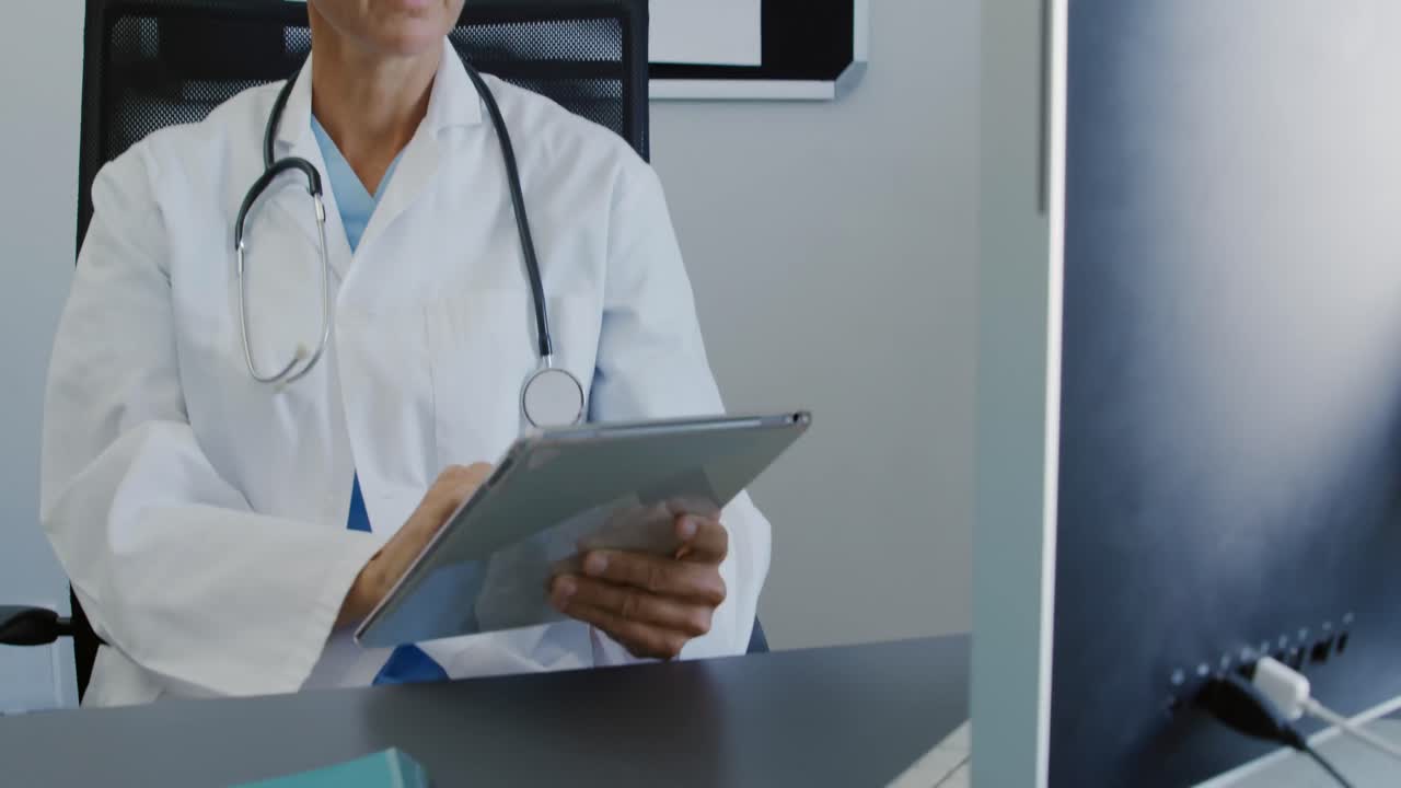 Professionista del settore medico al lavoro