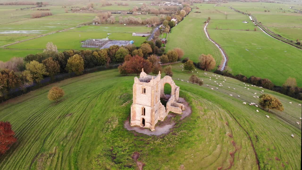 glastonbury somerset england 근처의 교회 폐허의 공중 전방 비행 샷